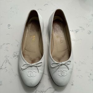 Vintage Chanel Ballet flats in white leather
